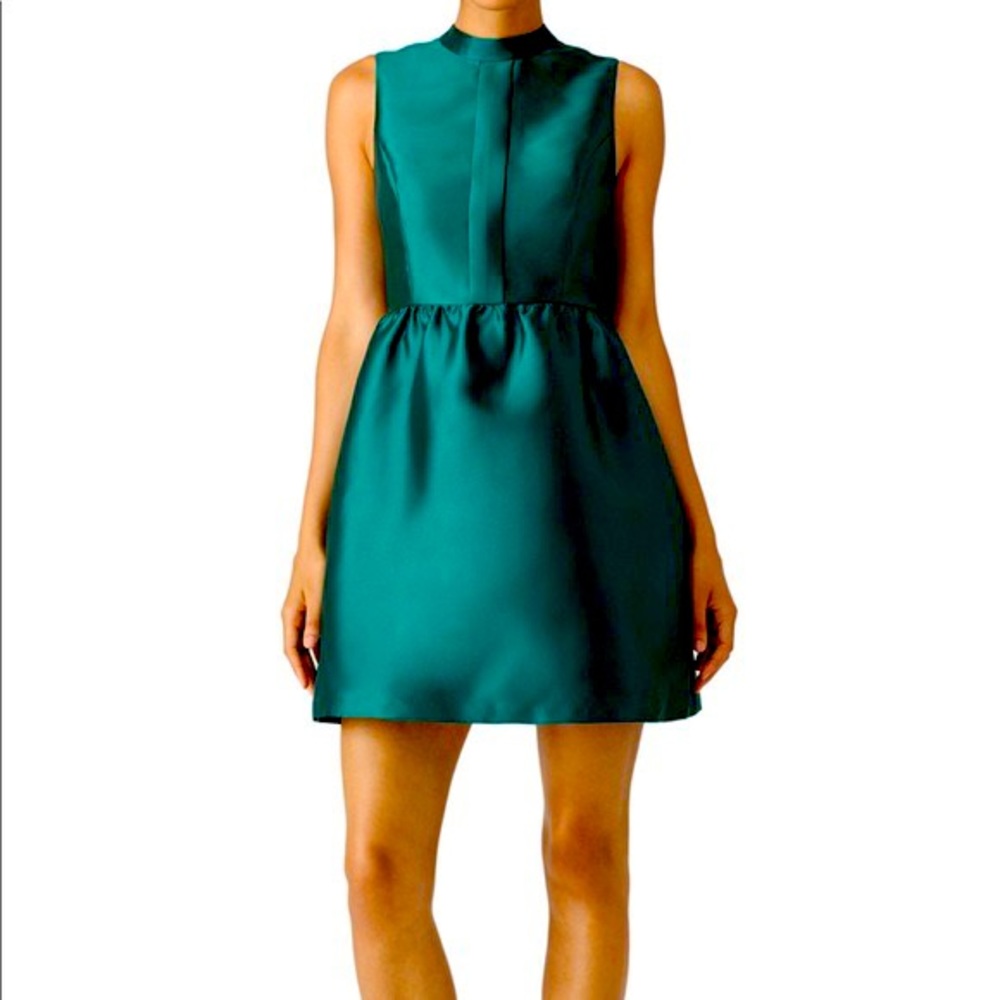 Slate & Willow emerald green dress, size 8. Perfect for the upcoming holidays!